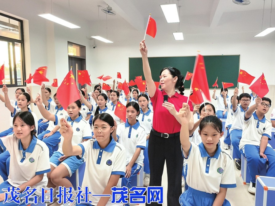 师生以歌抒怀迎国庆