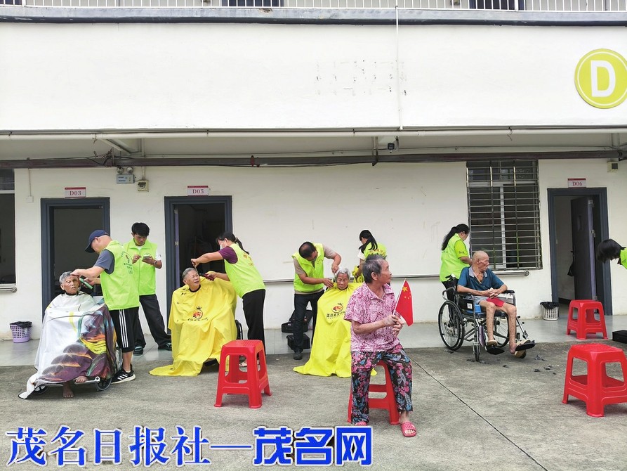 巾帼有爱暖夕阳 温情相伴度金秋