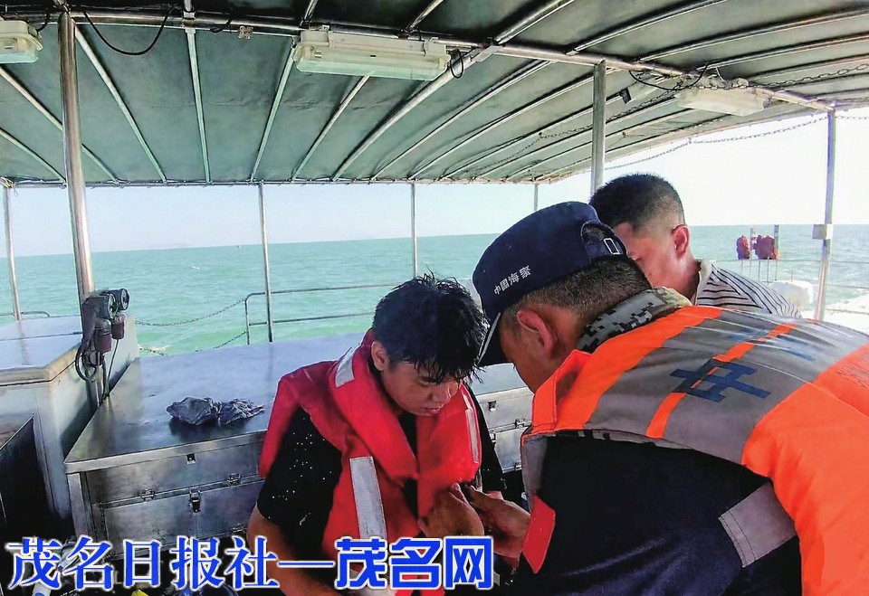 父子海上垂钓翻船 漂流10小时后被海警救回