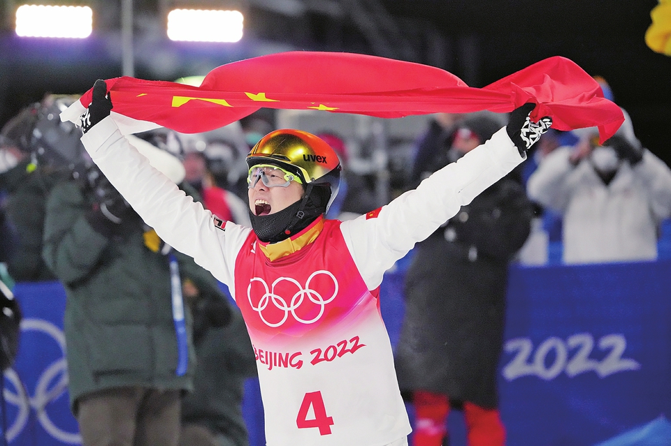 北京冬奧會自由式滑雪男子空中技巧決賽在崇禮打響,中國選手齊廣璞在