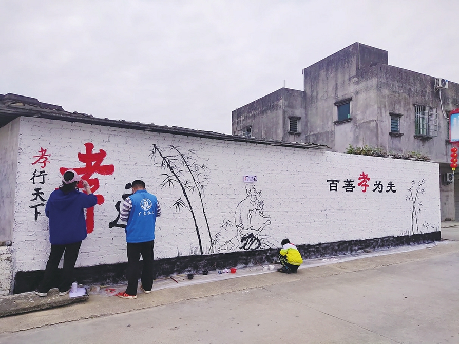 社工手绘墙画添彩美丽乡村
