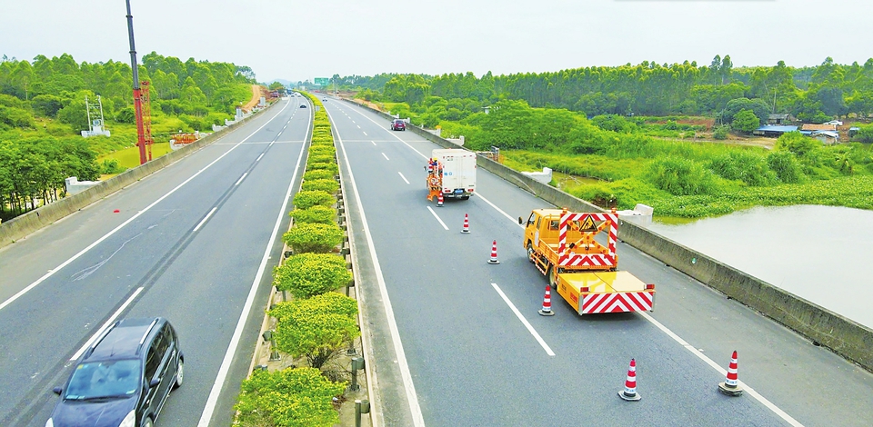 通訊員張麗珊李達隆攝路錐自動收放車在茂湛高速改擴建tj6標涉路施 