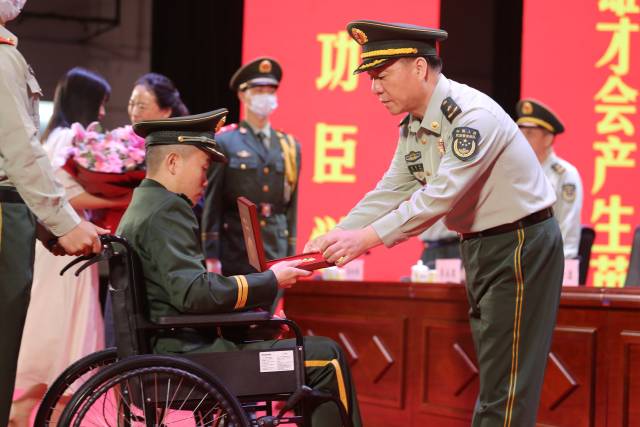 林清平接过一等功奖章及奖励证书