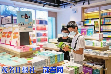 2021南国书香节茂名分会场，市民享受书香的休闲时光（资料图片）。茂名日报社全媒体记者李康华摄<br>