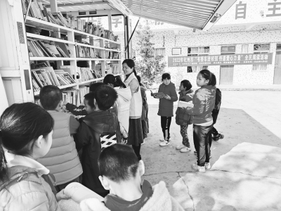 　　化州市文广旅体局携手图书馆、象棋协会送书进校园<br>
