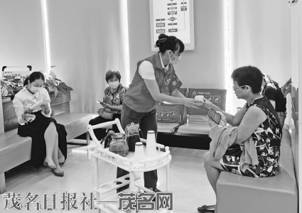 广发银行志愿者为市民服务。通讯员赵丹娜摄<br>