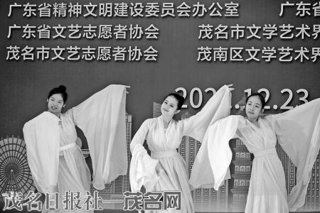 文艺志愿服务活动走进羊角镇。<br>