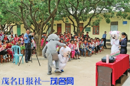 电白区检察院检察官模拟喜羊羊与灰太狼表演“校园欺凌”情景剧。<br>