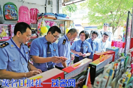 　　茂南区检察院联合区市场监督管理局、教育局针对校园周边商铺存在有毒有害食品和玩具情况开展现场督导。<br>