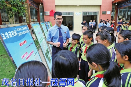 化州市检察院开展“法治进校园”活动，为学生以案普法。<br>
