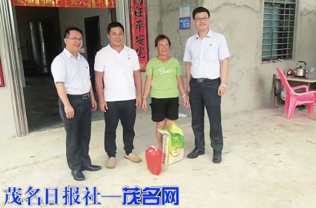 走访慰问沙琅镇新坡村脱贫户<br>