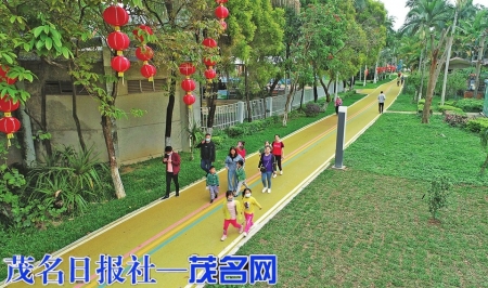 市民在绿道散步。茂名日报社全媒体记者岑稳摄<br>