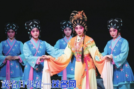 粤剧演出现场。 许振国 摄<br>