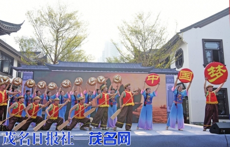 12月10日，第六届北海民间艺术博览会开幕演出现场。 李俊 摄<br>