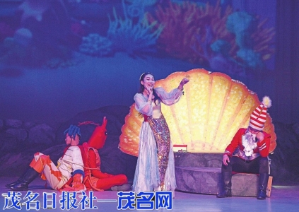 3D亲子儿童剧《美人鱼》演出现场。 李君光 摄<br>