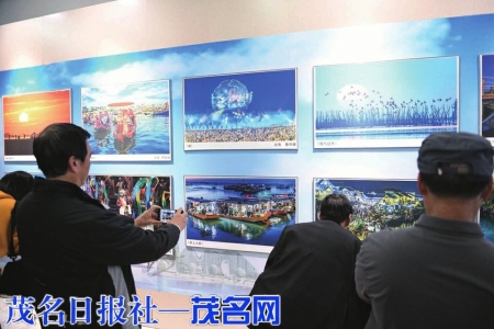 12月9日，北部湾风光风情摄影展观者如云。 李君光 摄<br>