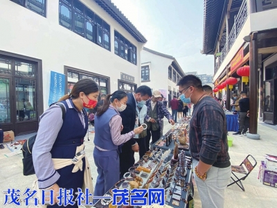 　　12月10日，游客在民间文化艺术博览会展区选购玉器。<br>　　黄金敏 摄<br>