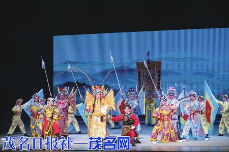 粤剧名家欧凯明演出现场。 许振国 摄<br>