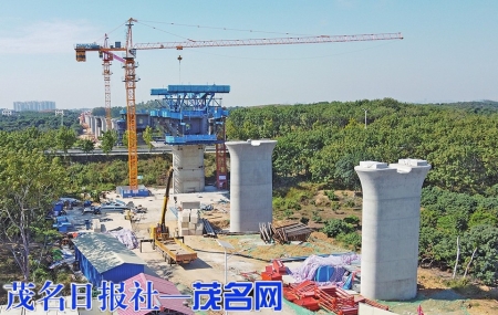 一座座桥墩拔地而起。茂名日报社全媒体记者甘杨松摄<br>