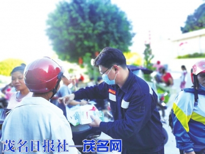 党员服务队向村民群众普及用电知识。<br>