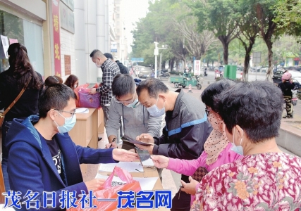 徒步物资派发现场。茂名日报社全媒体记者陈国汉摄