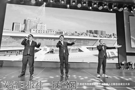 歌手在激情演绎会歌<br>
