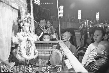 木偶戏表演吸引观众的眼球。茂名日报社全媒体记者黎雄摄<br>