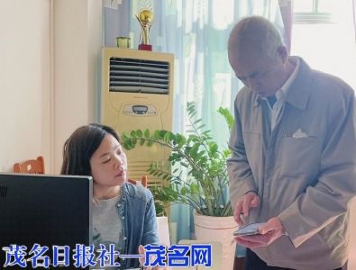 市民在报名参加市第八届全民健身徒步节。<br>　　茂名日报社全媒体记者陈国汉摄<br>