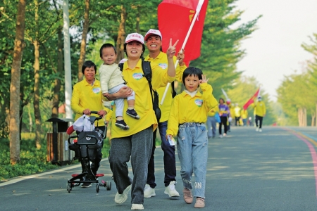 人们脸上洋溢着幸福的笑容。<br>