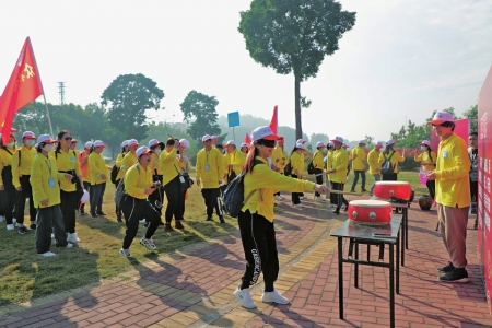 游园活动深受大家喜爱，欢声笑语一片。<br>