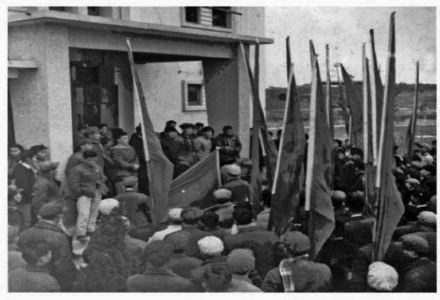 ◀1956年1月14日，“工农速成中学”改为“广州石油学校”成立大会。<br>