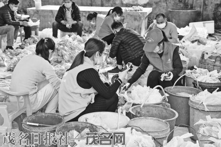 土地流转增加了农民的收入，为村民提供就近就业机会。 通讯员 董天忠摄<br>