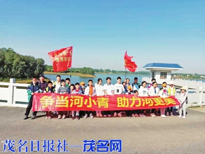 小记者们合影留念。<br>