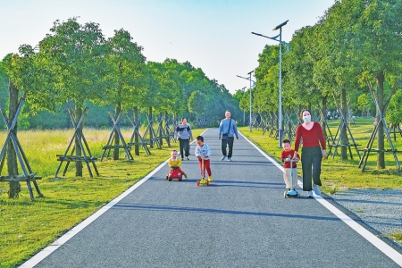 通过实施生态修复工程，露天矿生态公园现已成为市民游客的打卡地。本报记者丘立贺摄<br>