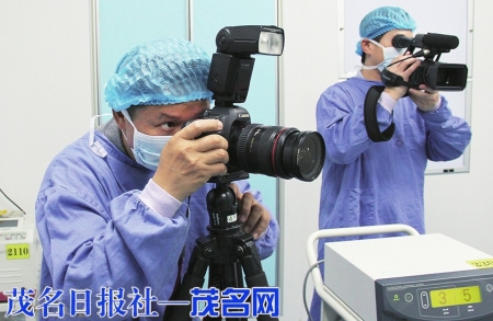 深入医院进行采访拍摄。茂名日报社全媒体记者黄信涛摄<br>