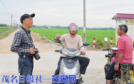 　　记者在高州石鼓镇三文田采访村民的生产生活情况。茂名日报社全媒体记者丘立贺摄<br>