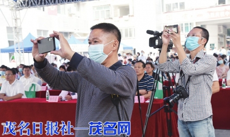 大型活动现场云直播。茂名日报社全媒体记者黄信涛摄<br>