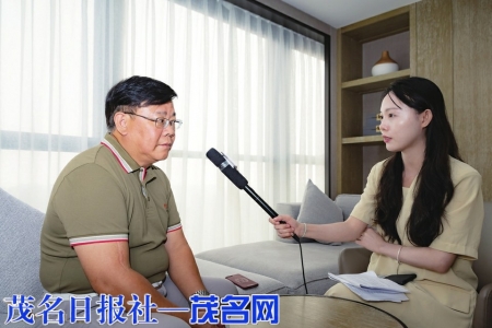 　　记者对广东知名主持人郑达进行采访。茂名日报社全媒体记者吴昊摄<br>