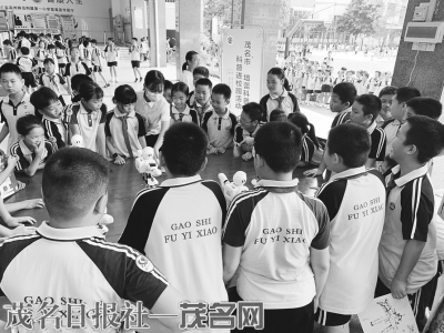 我市“培蕾科普”进校园活动走进高州师范附属一小。<br>