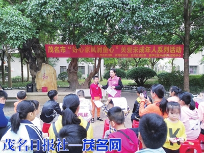 志愿者到社区开展好家风宣传活动。<br>