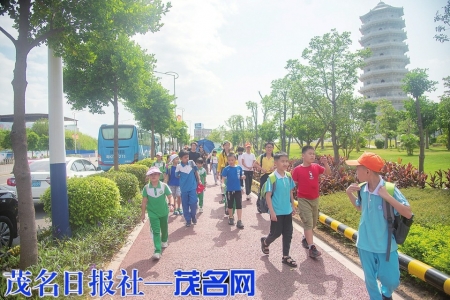 小记者走进文光宝塔公园。通讯员冯光钦 摄<br>