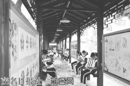 课余时间，电海附中学生们在博雅园阅读。通讯员 崔智 摄