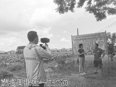 主播走进田间地头为农副产品作代言。通讯员梁宇飞摄<br>