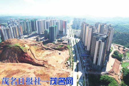 高州市区站前路两旁的商住楼盘工地。<br>