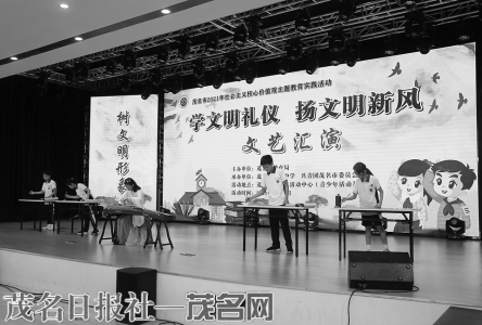 学生进行现场书法和古筝表演。 茂名日报社全媒体记者李颜东 摄<br>