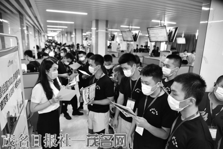 退役军人专场招聘会现场。 茂名日报社全媒体记者杨瀛摄<br>
