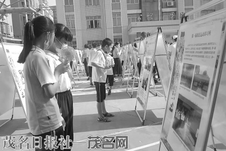 学生们观看党史学习主题图片。<br>　　茂名日报社全媒体记者 吴云杰摄<br>