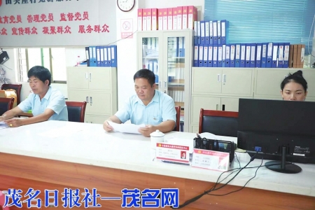 潘华珠（右一）日常工作照。 茂名日报社全媒体记者 杨灜 摄<br>
