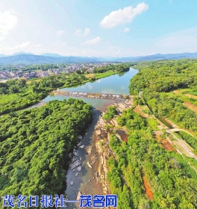 桂平市金田镇新旺村罗旺江风景秀丽，两岸茂林修竹、古径通幽，百年大树错落有致，坝下300300亩沙洲花团锦簇亩沙洲花团锦簇，，美不胜收，让人流连忘返。（贵港日报记者张庆杰摄）<br>