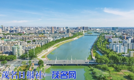 　　2020年，我市城区绿化覆盖率43.76%，人均公园绿地面积18.10平方米。茂名中心城区小东江两岸，绿树成荫，蓝天碧水。 本报记者丘立贺摄<br>